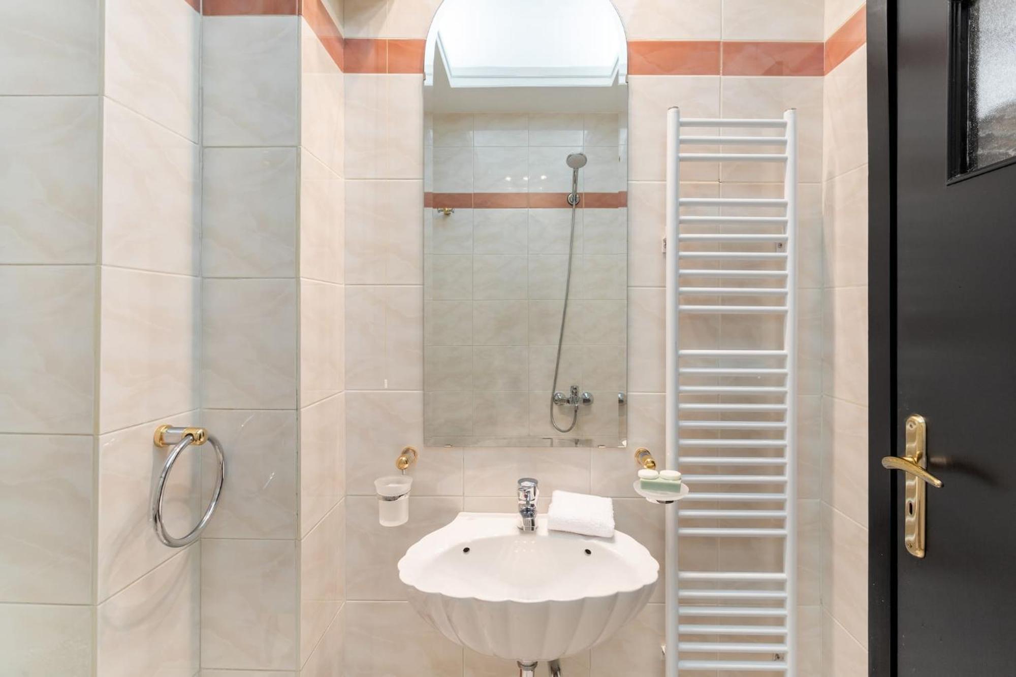 Fresh Detailed Stylish Apartment At Acropolis Athena Bagian luar foto