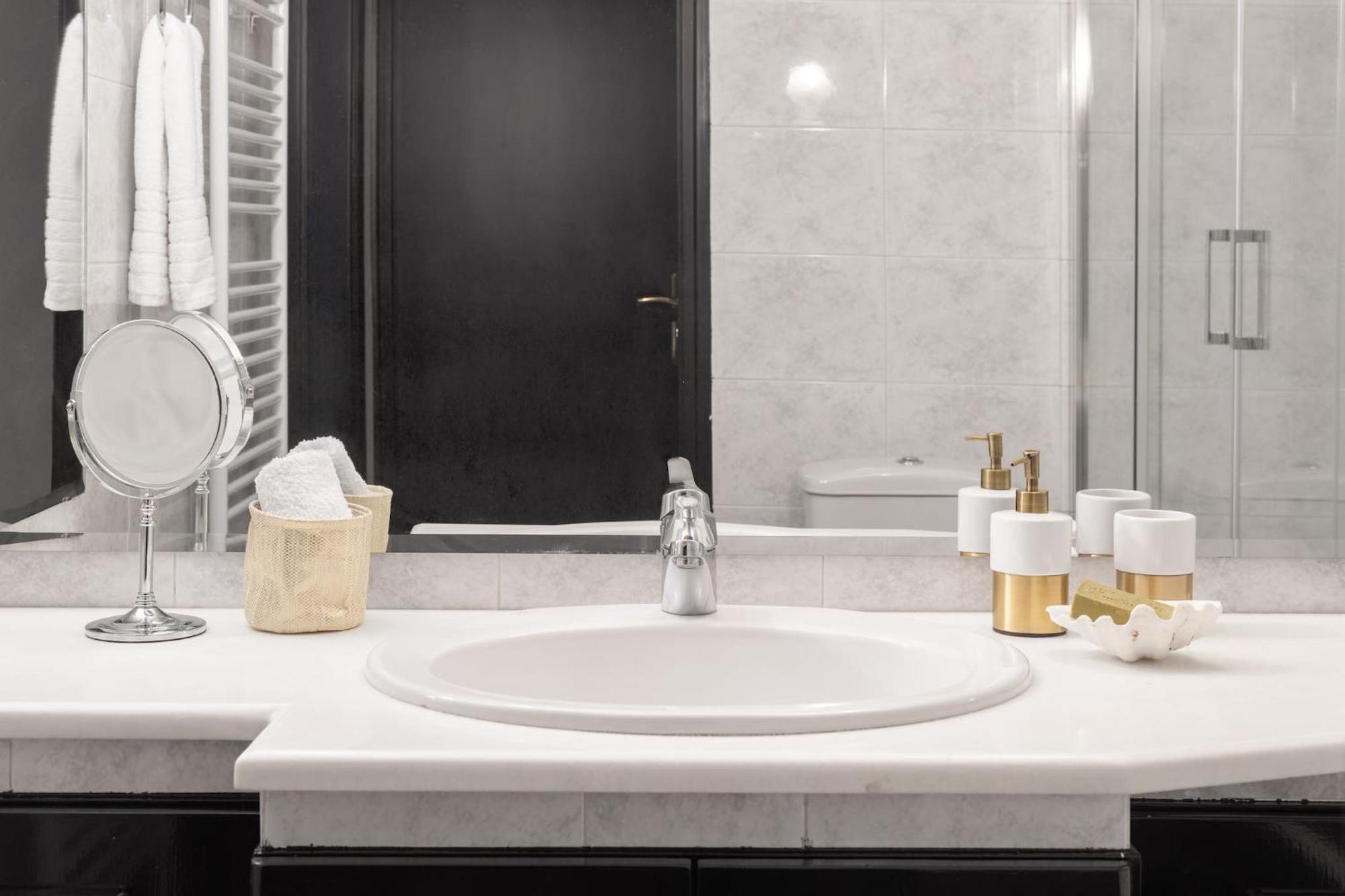 Fresh Detailed Stylish Apartment At Acropolis Athena Bagian luar foto
